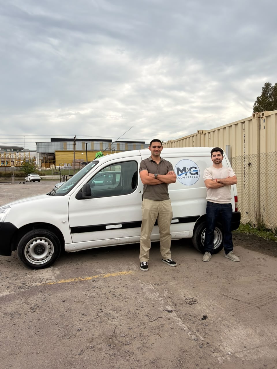 Los fundadores de M&G Logística posando junto a un utilitario con la marca de la empresa